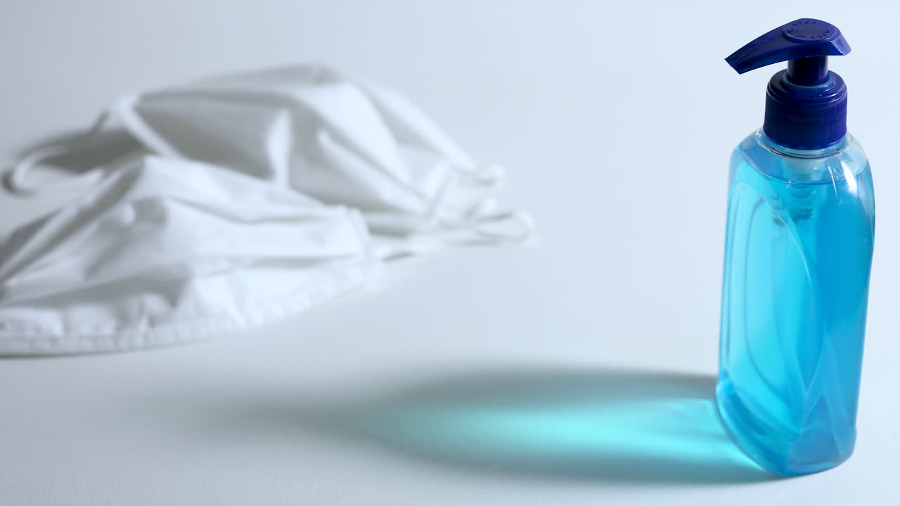 얼굴 마스크와 항균 젤의 모습