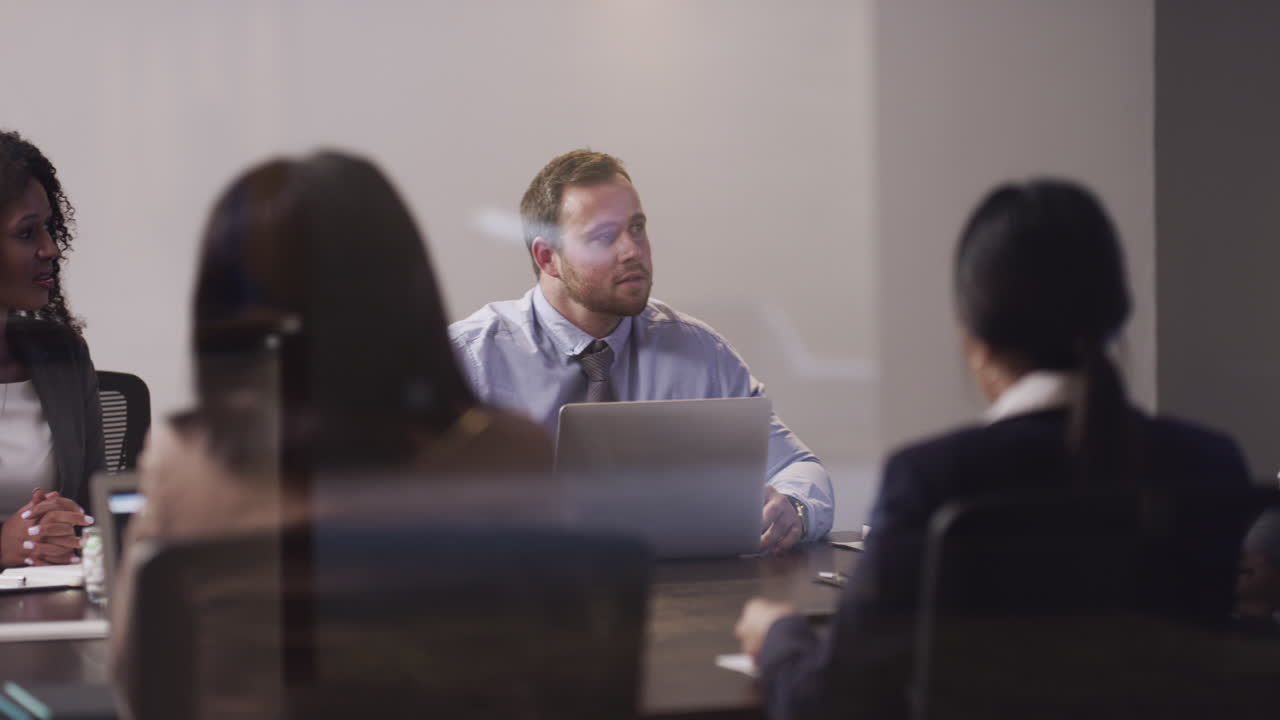 경영진과 빠른 회의를 하고 있습니다.