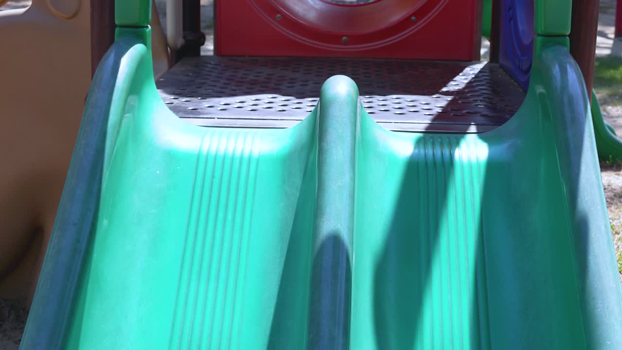 슬라이드와 터널이 있는 어린이 놀이터