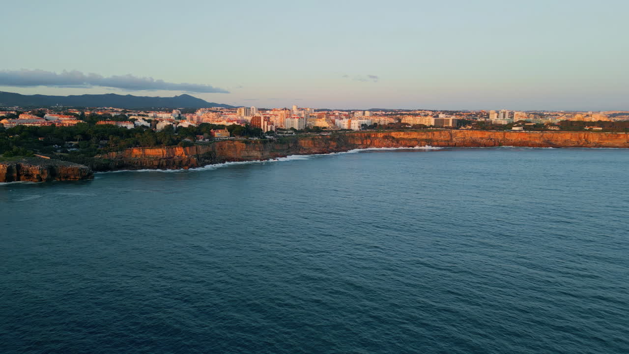 Vista aerea di una località balneare costiera con oceano calmo. Complesso di edifici su una scogliera di pietra.