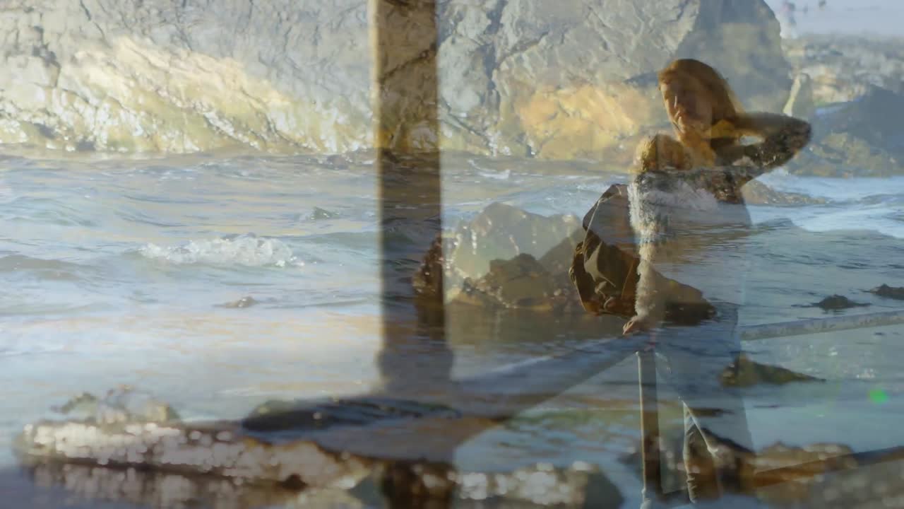 animación de una mujer caucásica caminando con mochila sobre un paisaje marino