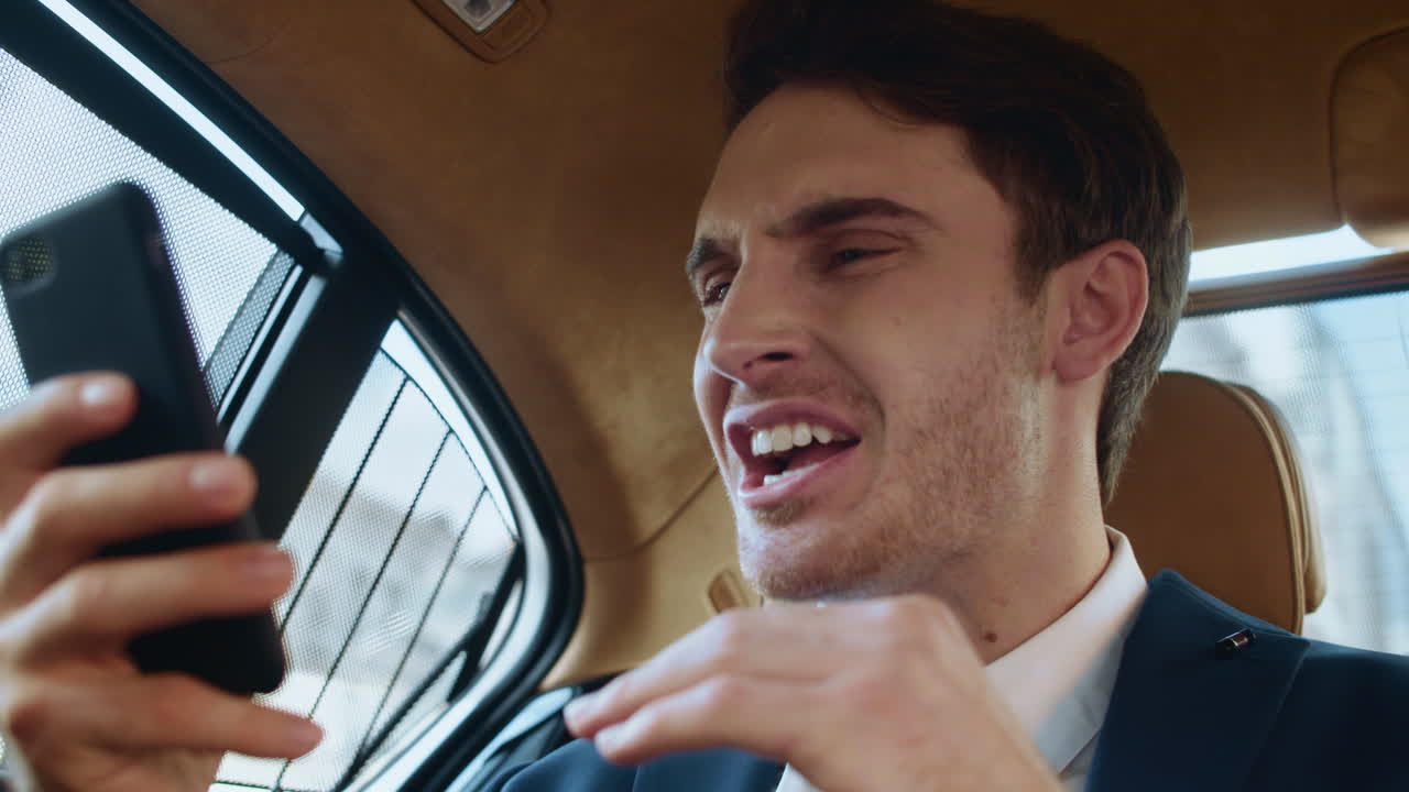 화가 난 사업가 가 비디오 통화 로 지침 을 주고 있다