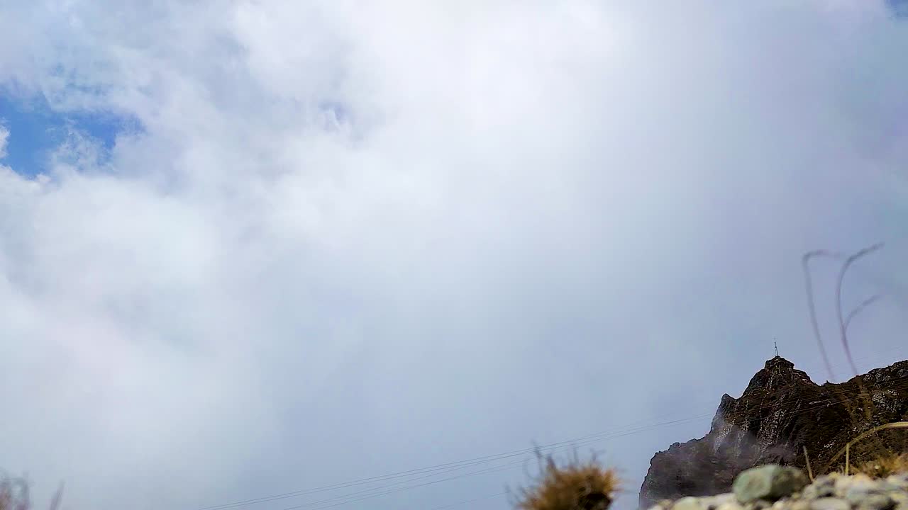 pesados movimientos de nubes con fondo de montaña del himalaya en la mañana desde un video de ángulo plano tomado en sela pass tawang india