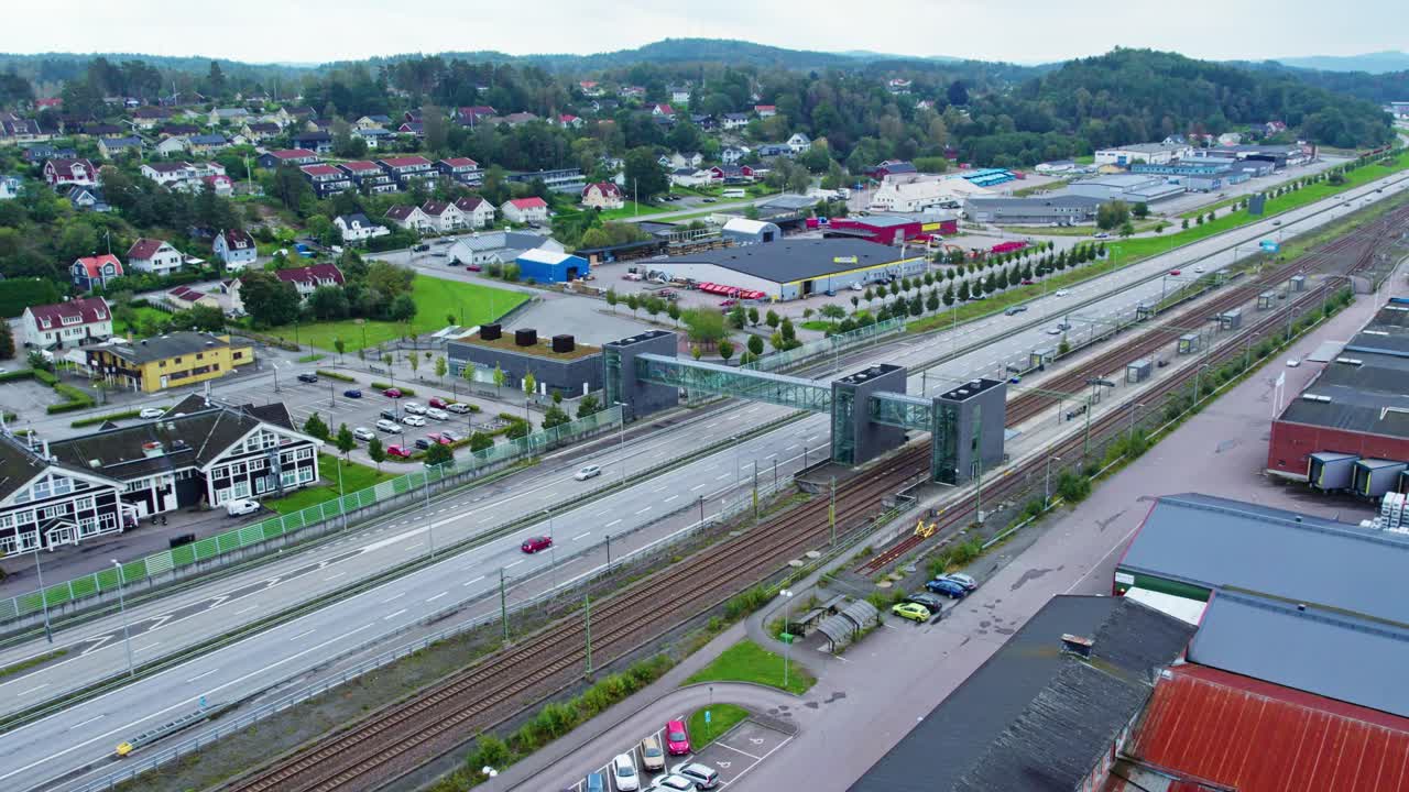 Luftfoto av Älvängen jernbanestasjon og by nær E45, nord for Gøteborg