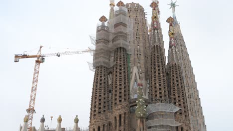 después de 144 largos años de construcción, la sagrada familia es la iglesia católica inacabada más grande del mundo y parte de un sitio de patrimonio mundial de la unesco