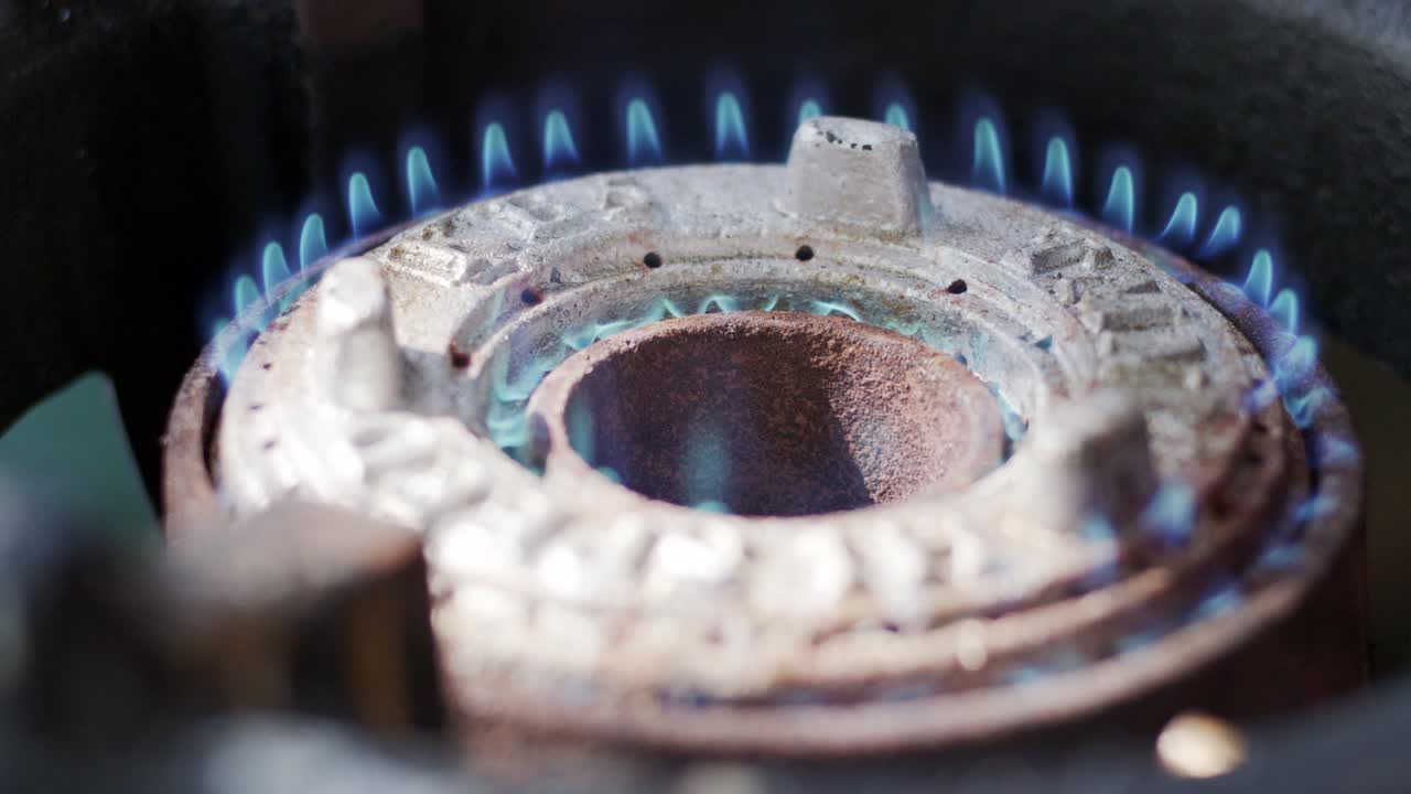 조리하기 위해 스토브에 불을 켜세요.