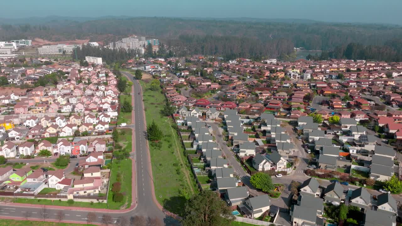 vista aérea del carro de condominios exclusivos pero muy similares, complejos habitacionales en curauma, chile