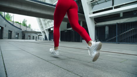 fitnessfrau läuft im freien