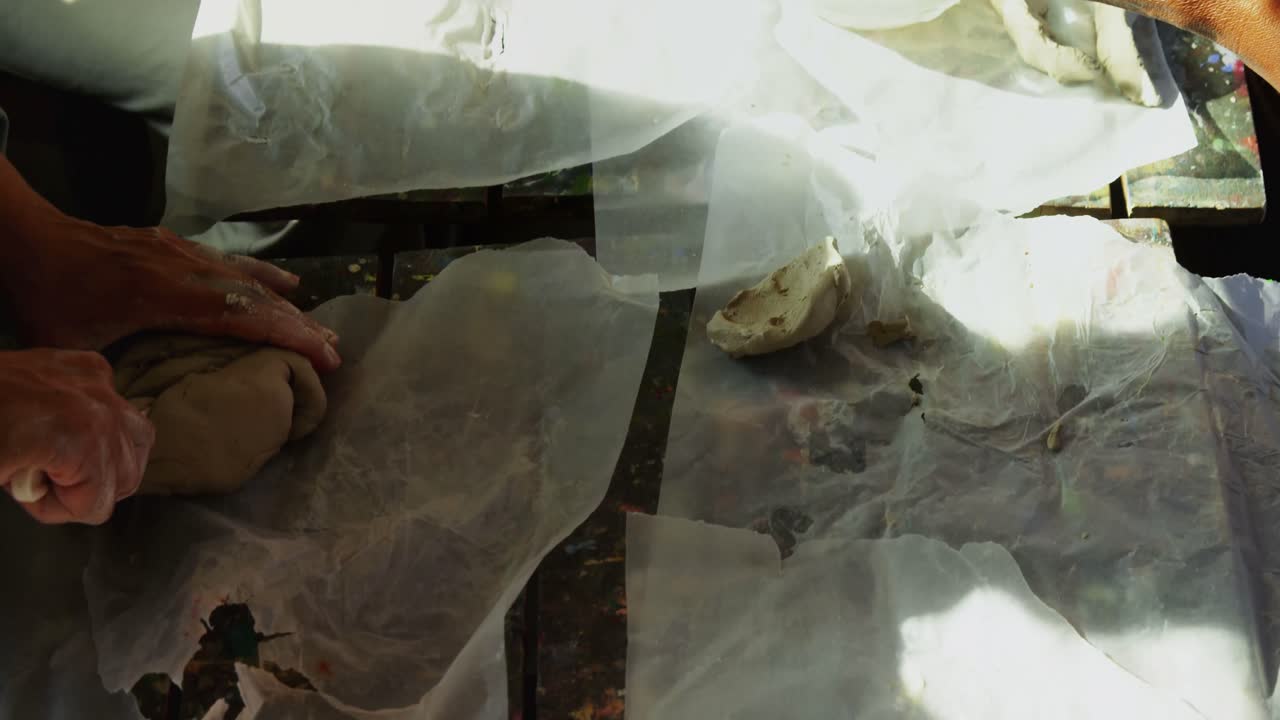 점토를 자르는 예술가들 4k