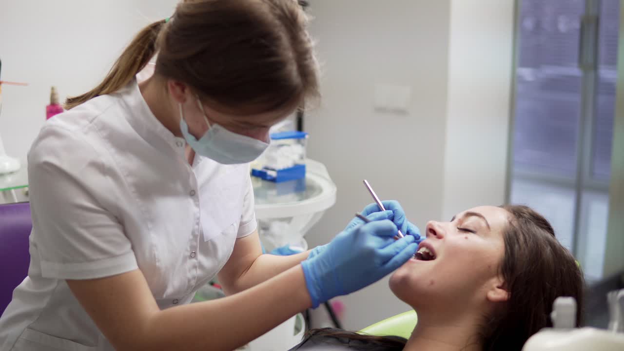higiene bucal e cuidados dentários: médico dentista a trabalhar com o doente na clínica dentária. conceito de cuidados de saúde.