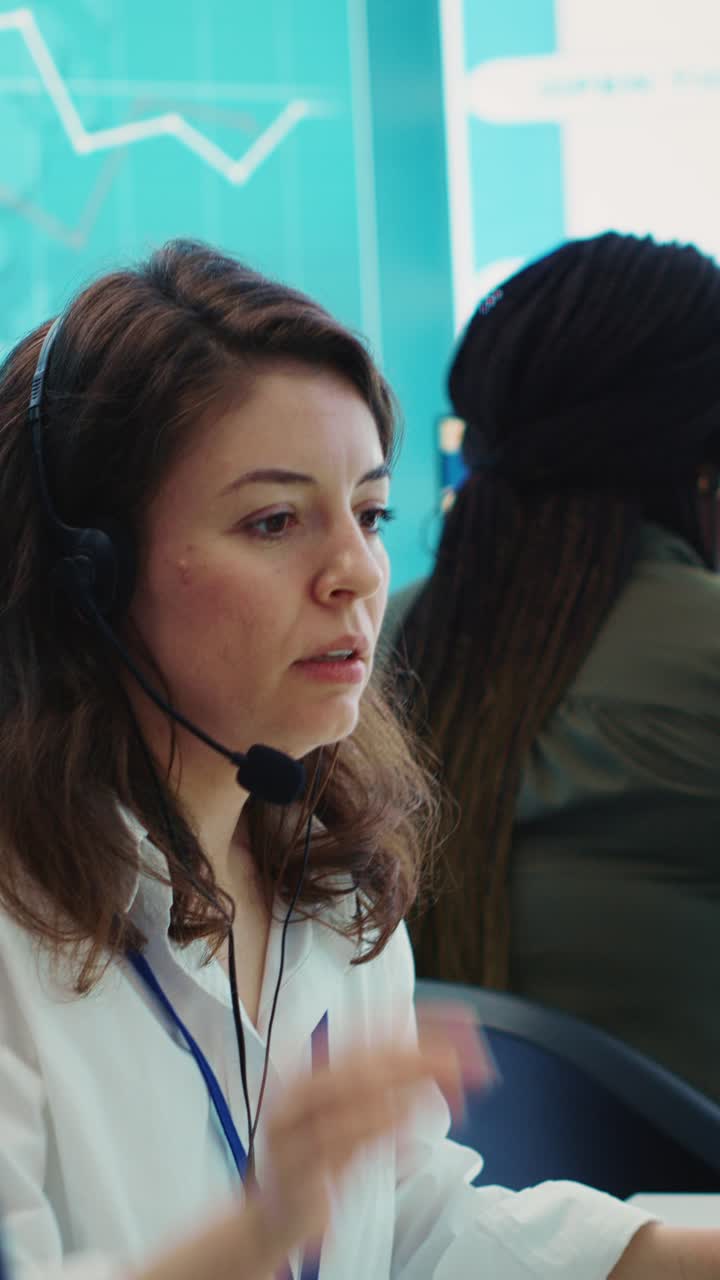 Různí pracovníci call centra pracující v moderní kanceláři