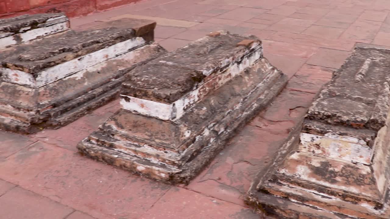 muchos cementerios en la tumba de humayun en la mañana brumosa desde una perspectiva única