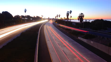 Zeitraffer-Autos-Fahren-Bei-Sonnenuntergang-Oder-Dämmerung-Auf-Einer-Autobahn-6