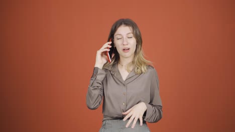 una joven feliz hablando por teléfono.