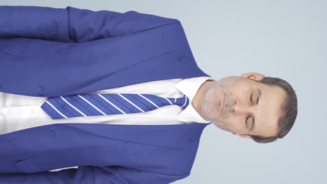 video vertical de un hombre de negocios cansado quedándose dormido en la computadora portátil.