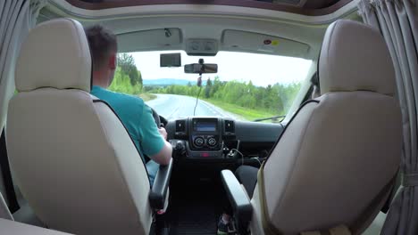 Hombre-Conduciendo-Por-Una-Carretera-En-La-Autocaravana-Rv