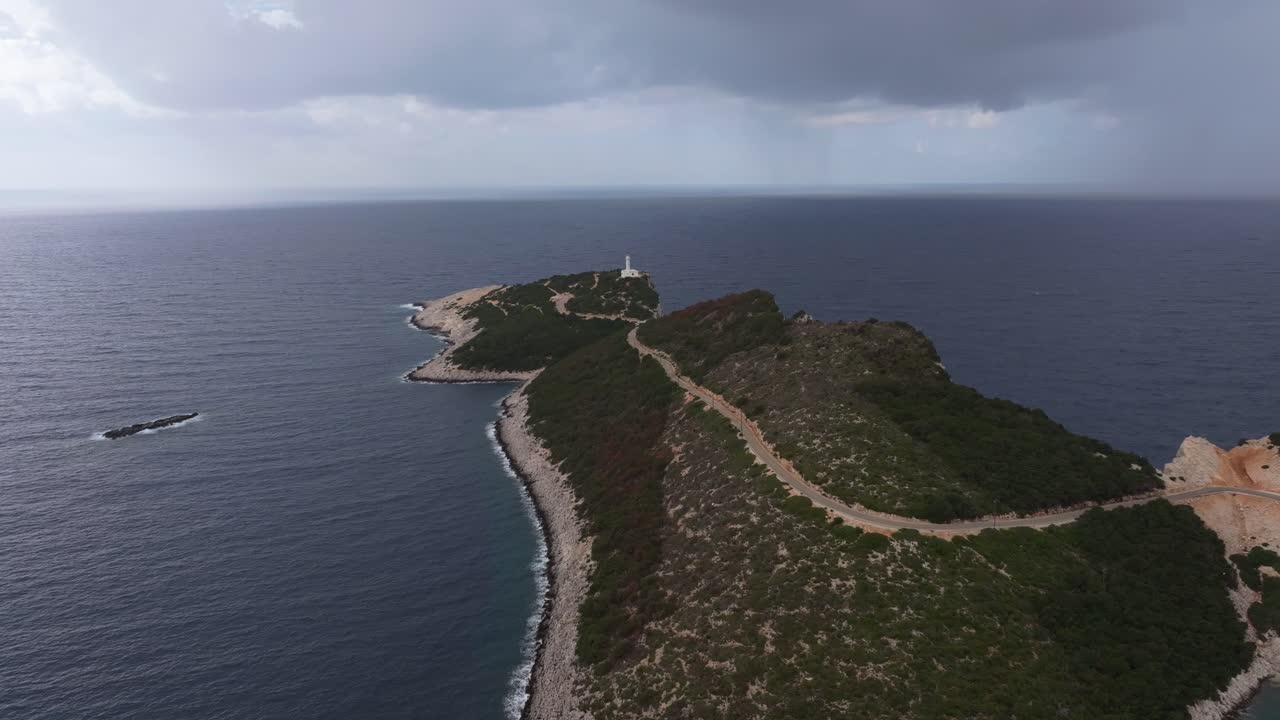 Solnedgangsglød oplyser klippefyldt klint og fyrtårn langs Lefkadas kystlinje