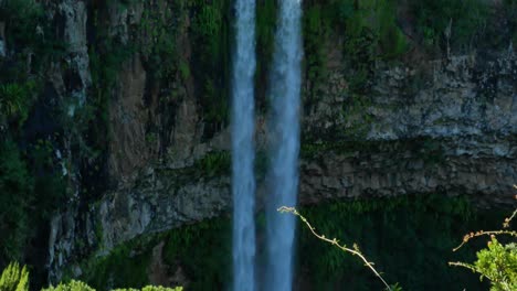 Una-Cacerola-Vertical-De-Una-Cascada-Doble-En-Maurithius