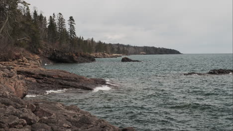 Un-Panorama-Tranquilo-De-La-Costa-Norte-Del-Lago-Superior