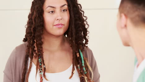 mujer con dreadlocks cocinando en la cocina