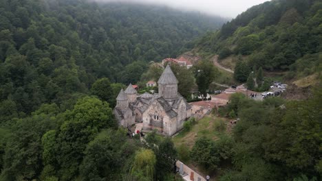 aérea desciende al antiguo monasterio de piedra haghartsin en la armenia rural