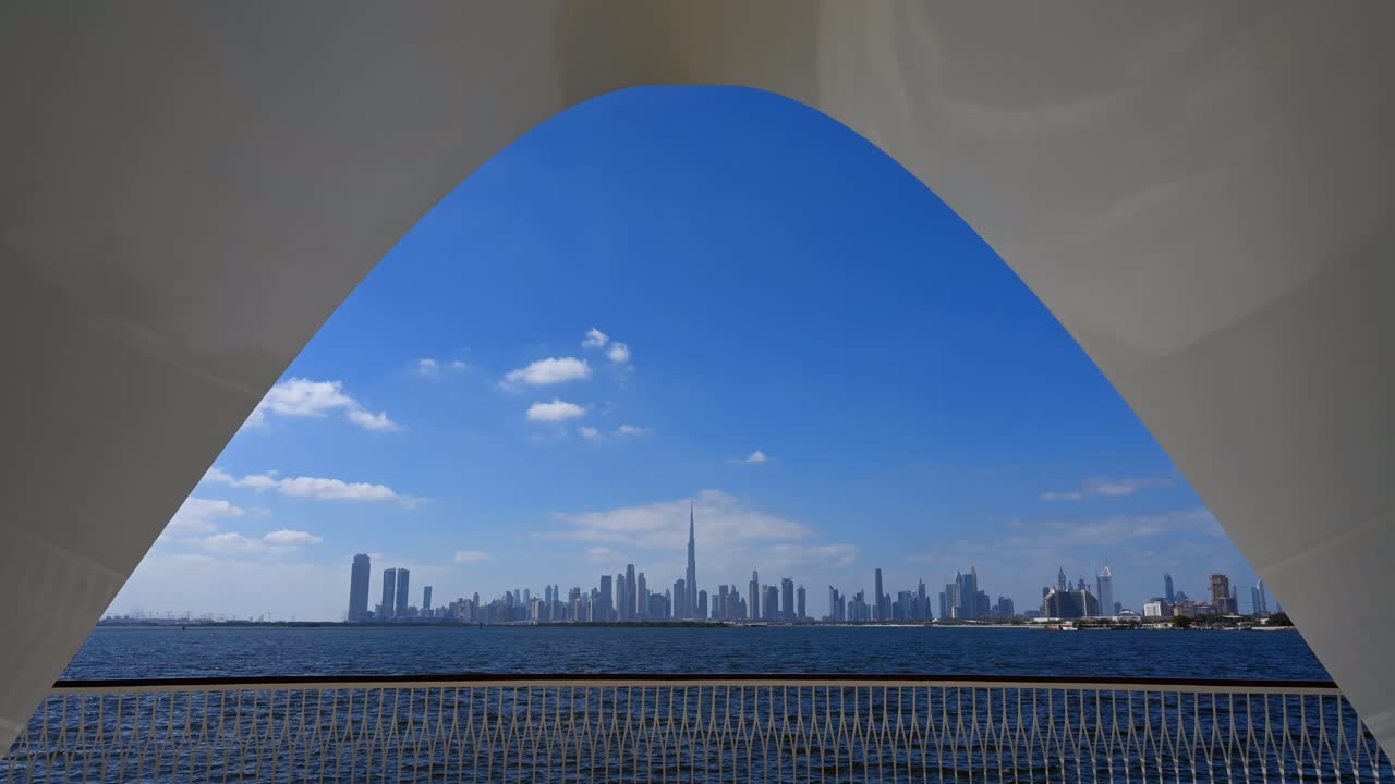 lapso de tiempo de 4k dubai - horizonte urbano y rascacielos modernos en dubai en un día nublado de invierno