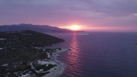 Retroceso-Aéreo,-Rayo-De-Sol-Fuego-Puesta-De-Sol-Vista-Pacífica-Del-Mar,-Ksamil,-Albania