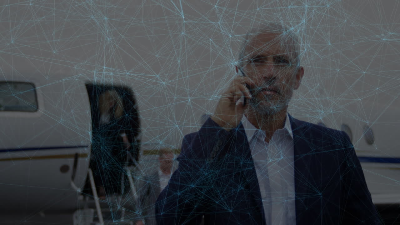 animación de la red de conexiones a través de un empresario caucásico que usa un teléfono inteligente
