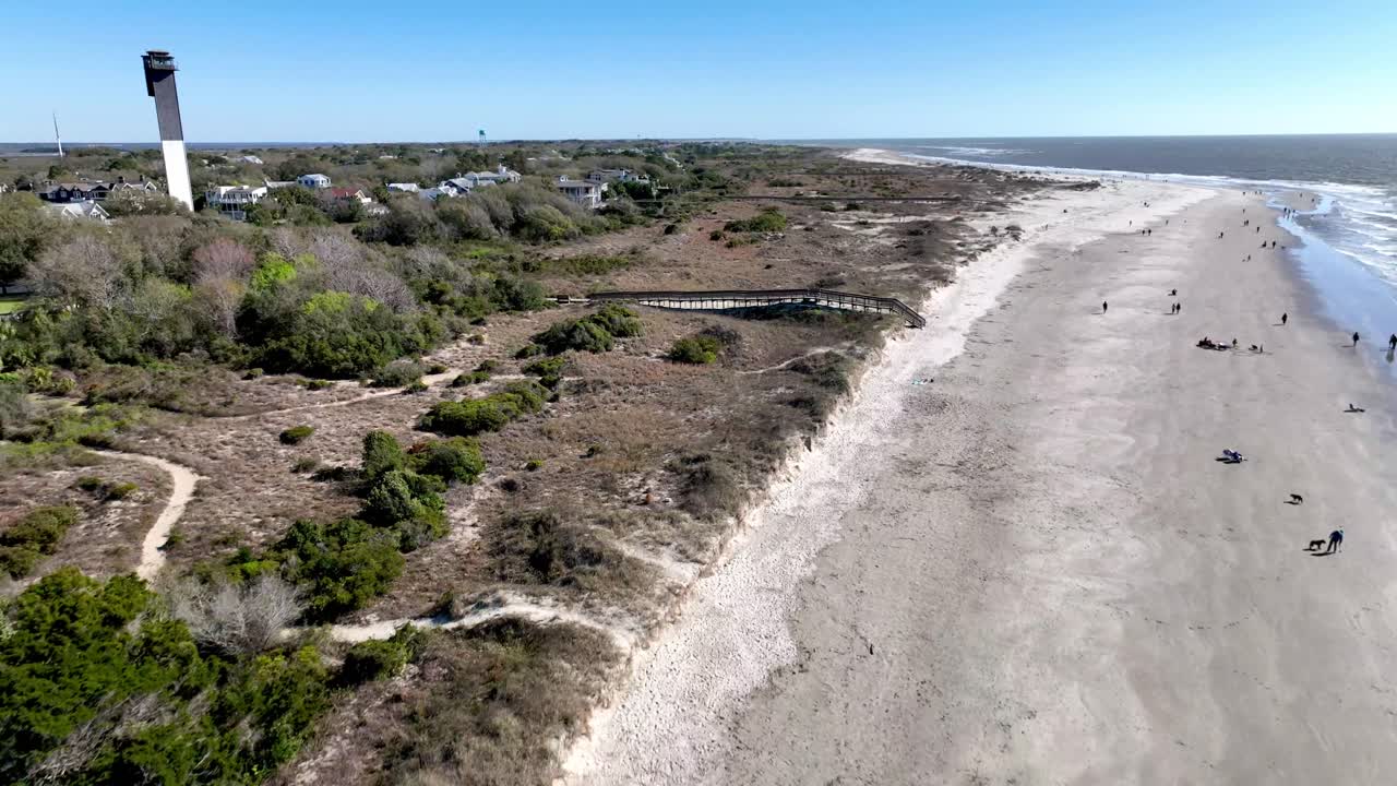 retiro aéreo rápido del faro de la isla de sullivan sobre la playa cerca de charleston sc, carolina del sur