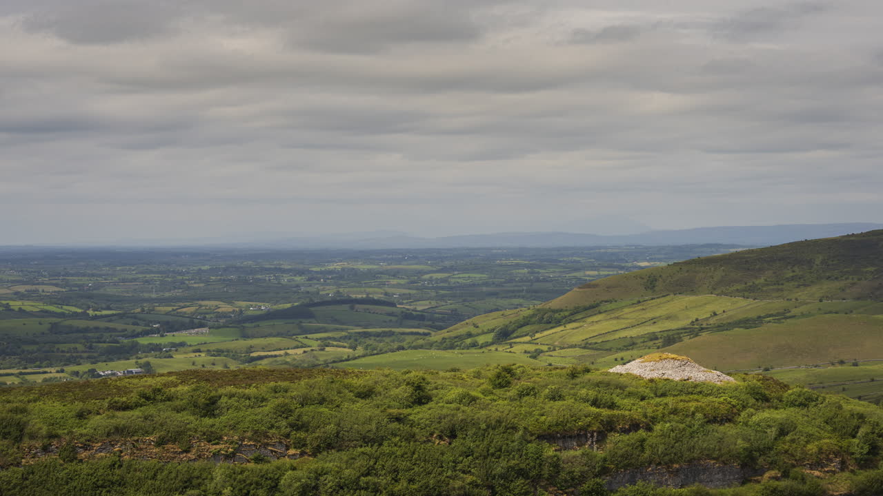 lapso de tiempo del paisaje natural agrícola rural durante el día en irlanda