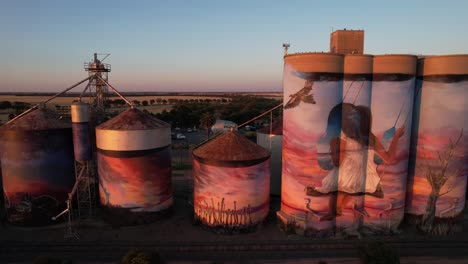 Antena-Hacia-Silos-De-Arte-En-El-Tiempo-Del-Crepúsculo-Del-Lago-Marino,-Victoria-Australia