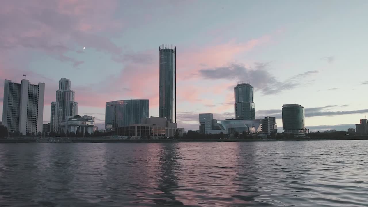Horizonte da Cidade ao Pôr do Sol sobre o Rio