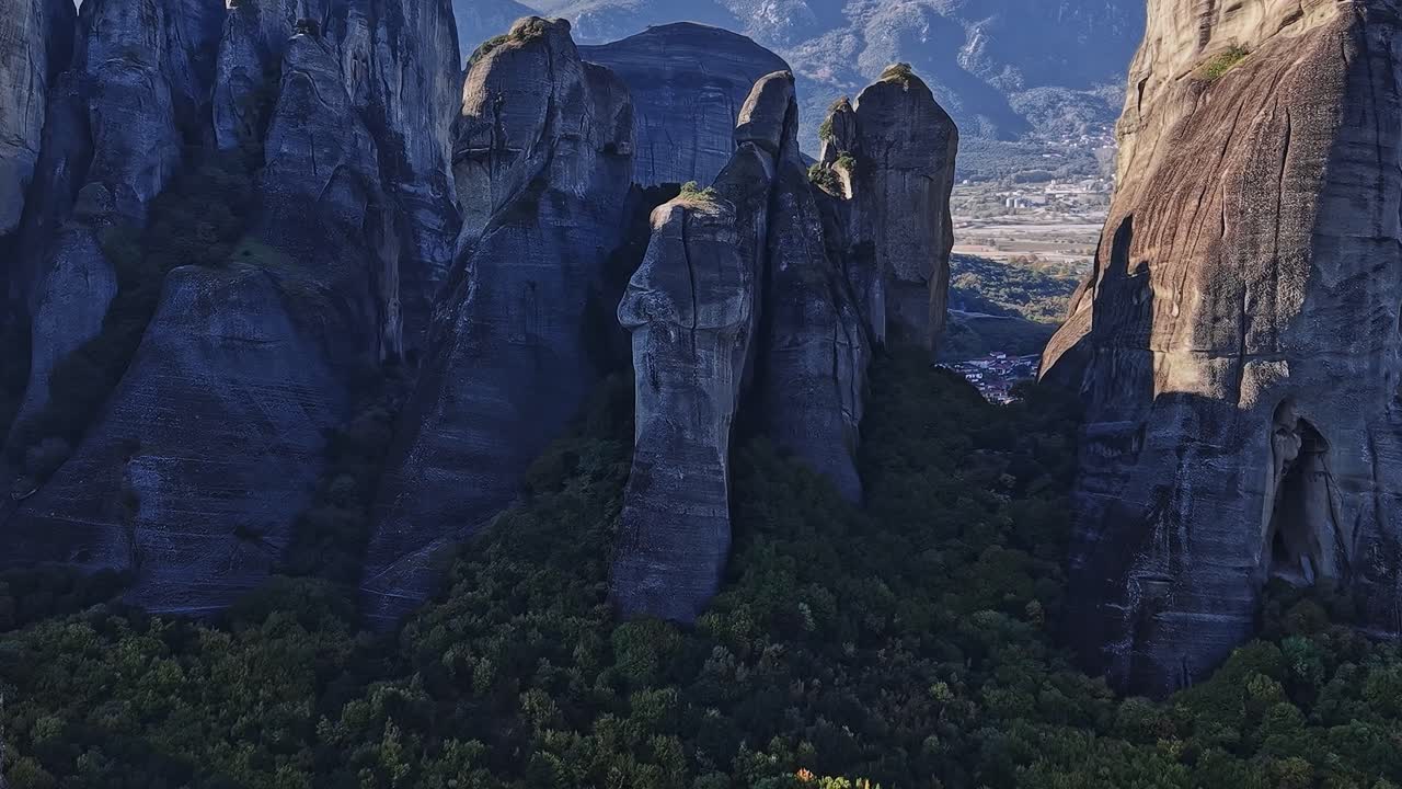 Exploración de formaciones rocosas en Meteora, Grecia, durante el día.