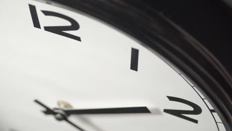 reloj blanco cerca en el lapso de tiempo en la pared gris oscuro