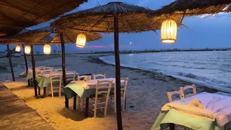 Blick-Von-Einer-Griechischen-Taverne-Am-Strand-Bei-Sonnenuntergang