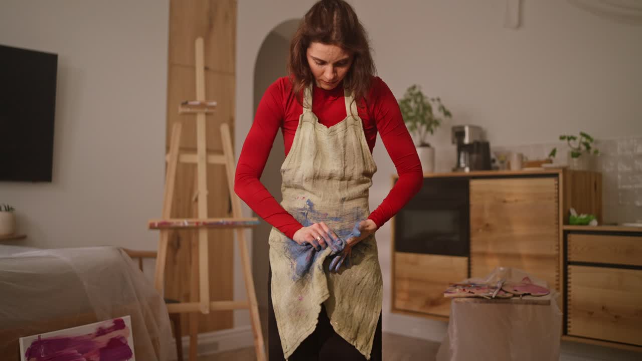 artista mujer pintando en el estudio
