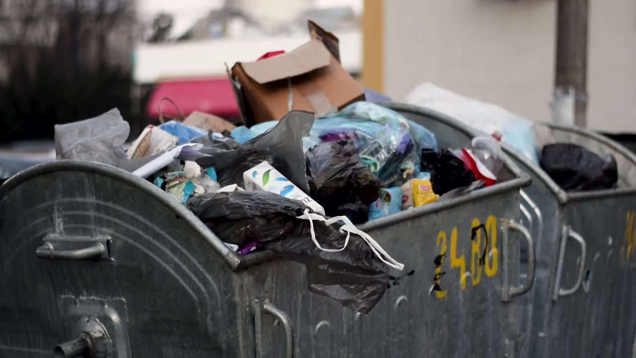 쓰레기로 가득한 도시의 쓰레기