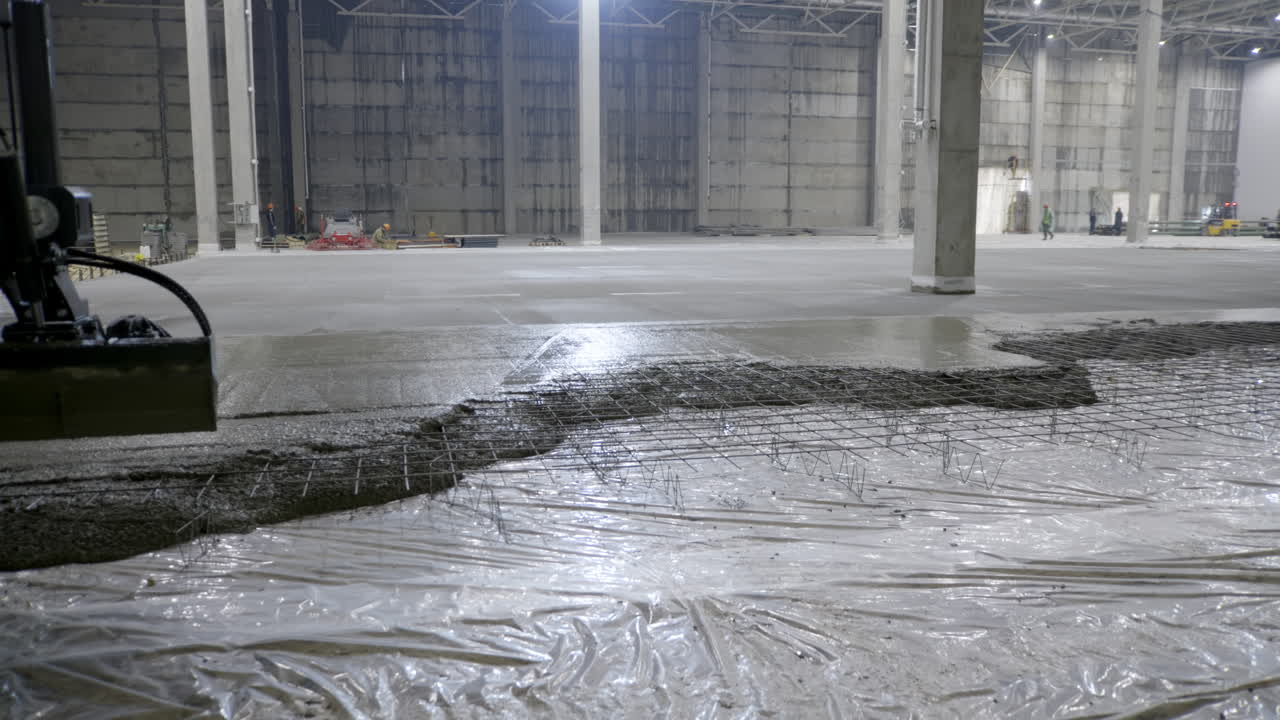 대형 산업 건물 에 콘크리트 를 는 일