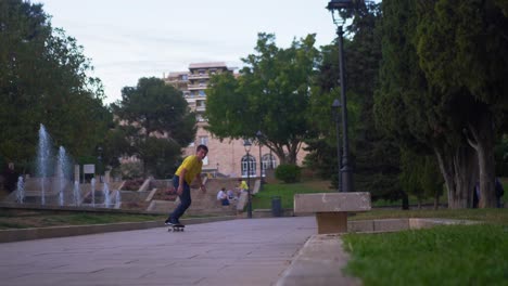 Un-Hombre-Hace-Algunos-Trucos-Con-Su-Patineta-En-España.