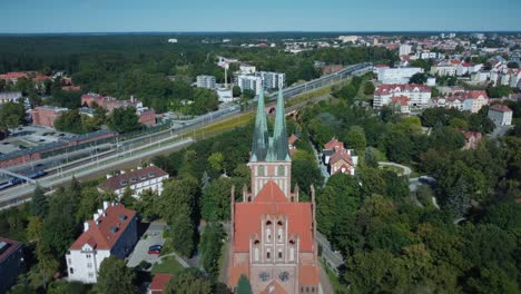 Vista-Aérea-De-Una-Antigua-Catedral-Católica-En-Una-Pequeña-Ciudad-De-Europa-Del-Este-En-Olsztyn-Polonia