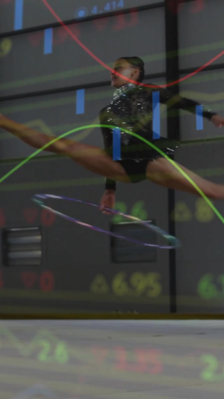 Video verticale: Grafici di dati che compaiono, sovrapposti a una ginnasta che esegue salti e lanci con il cerchio per lo sport.