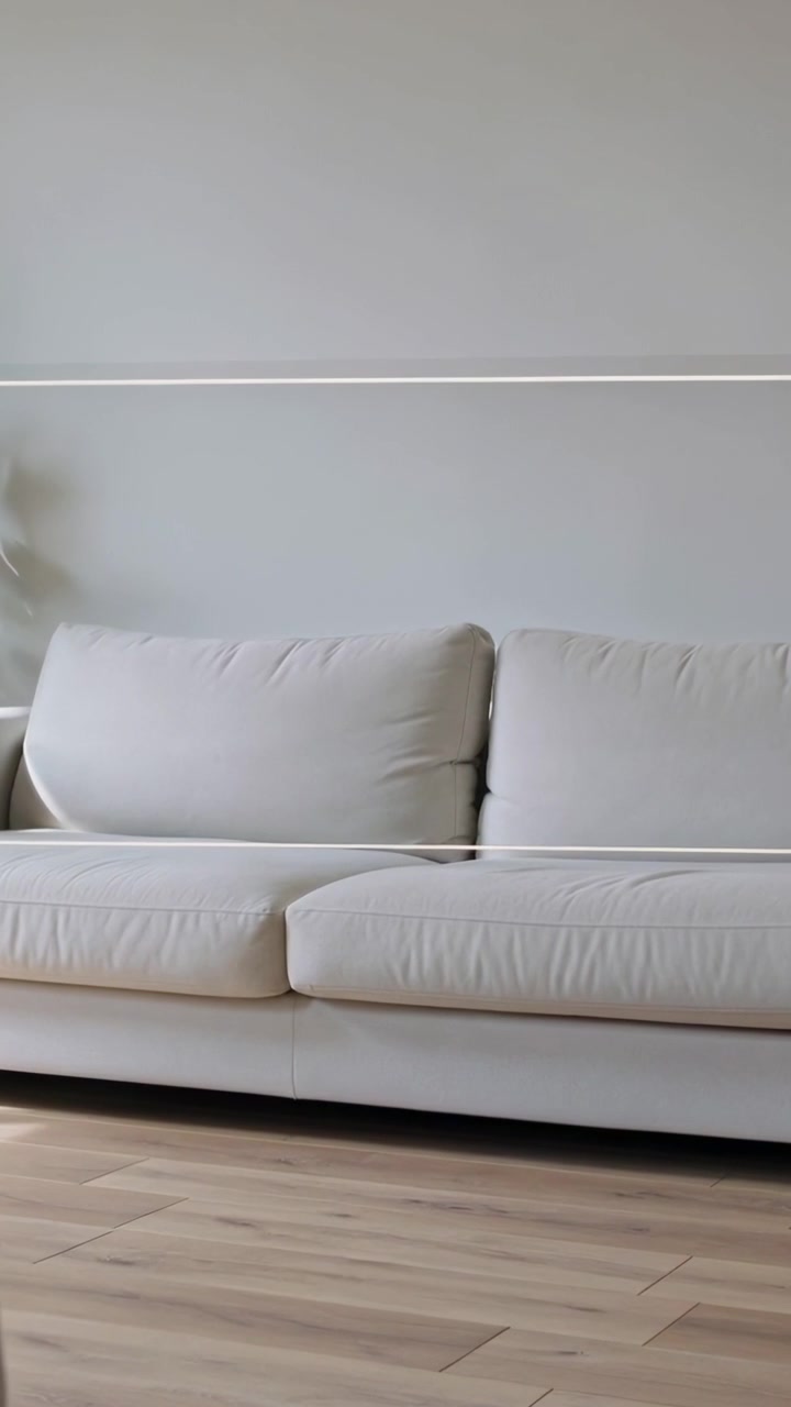 Vidéo verticale : Affichage d'une superposition d'application blanche, la caméra se déplace vers le haut au-dessus d'un canapé à la maison pour un balayage