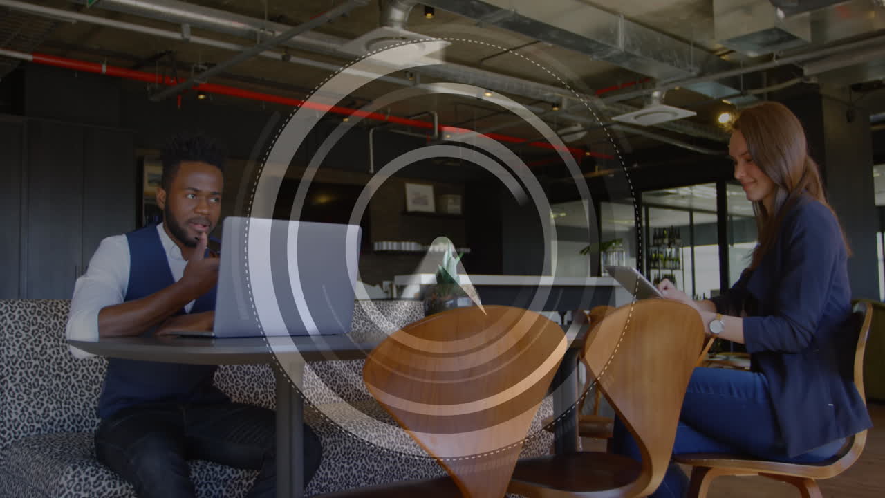 animación del reloj sobre diversas personas de negocios que trabajan en la oficina