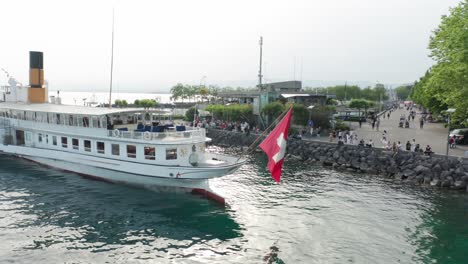 Vista-Estática-De-La-Bandera-Suiza-Ondeando-En-La-Popa-De-Un-Crucero-Atracado