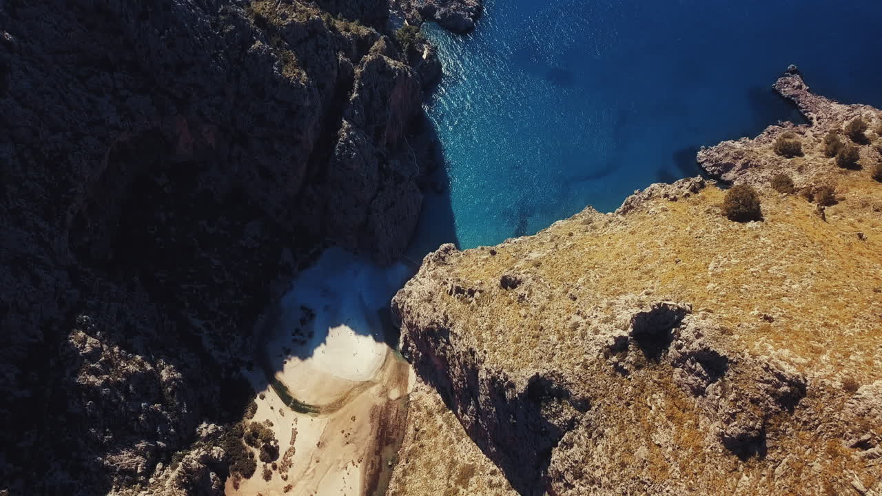 dron mavic pro tomado desde arriba de una de las playas de mallorca