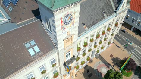 Exterior-Del-Ayuntamiento-De-Mistelbach-En-Austria---Disparo-De-Drone