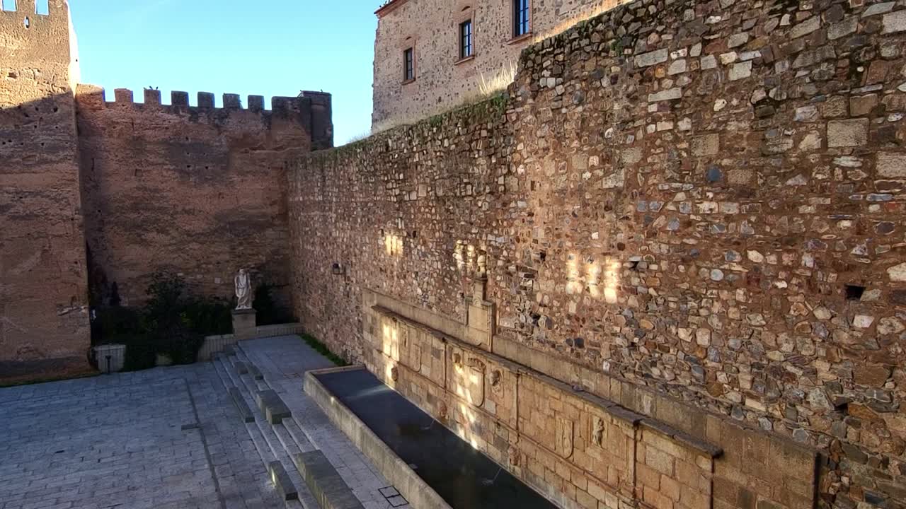 Abbeveratoio medievale. Costruzione medievale per l'uso dei cavalli. Pilastro di San Francisco. Foro dei Balbi. Città monumentale di Cáceres