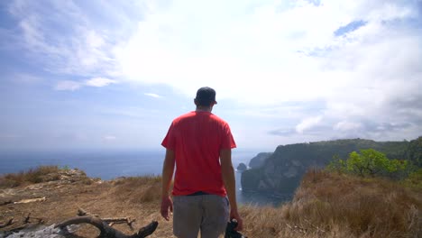 Fotograf-Nähert-Sich-Der-Klippe-Am-Meer