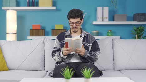 joven fascinado por el libro.