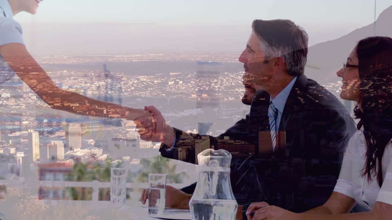 animación de hombres de negocios caucásicos felices estrechando la mano sobre el paisaje urbano